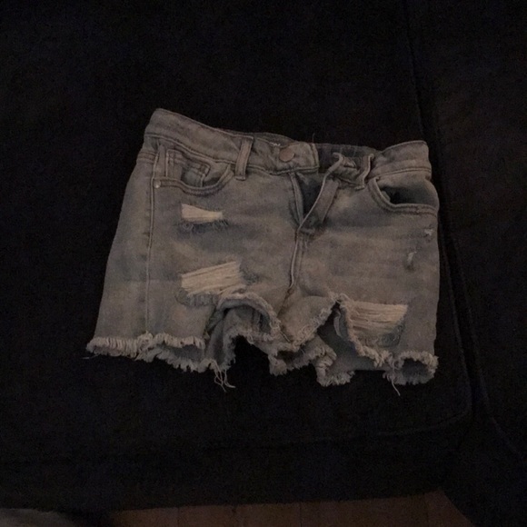 Jean shorts that are lose to wear and feel good to wear when it’s super hot! - Picture 1 of 4
